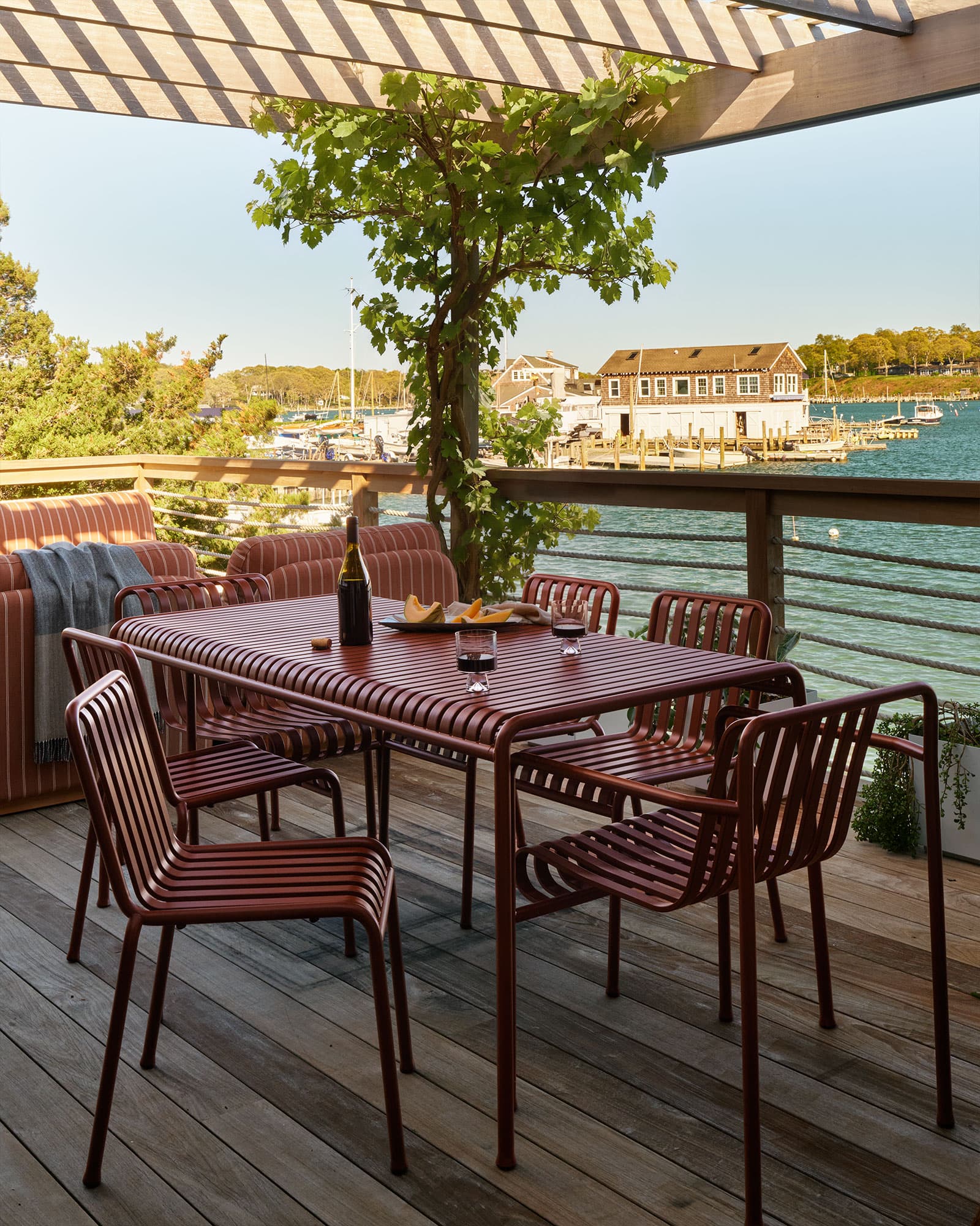 Outdoor dining at the boathouse.